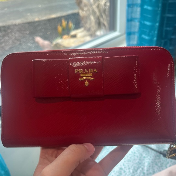 Prada Saffiano Scarlet Bow Zip Wallet patent leather rare** - Picture 1 of 11